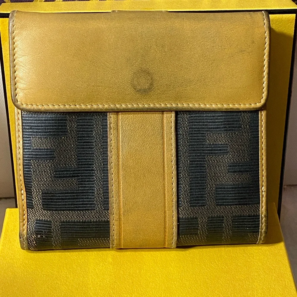 GUC Vintage Fendi Zucca Bifold Wallet w/Box and Dustbag - Picture 2 of 8